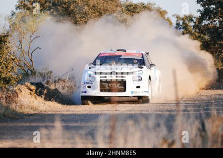 Pozoblanco, Cordoba, Spanien-23. oktober 2021: Rallye-Autos in vollem Wettbewerb durch die erste Etappe Stockfoto