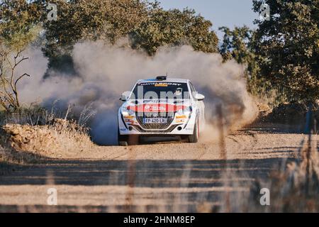 Pozoblanco, Cordoba, Spanien-23. oktober 2021: Rallye-Autos in vollem Wettbewerb durch die erste Etappe Stockfoto