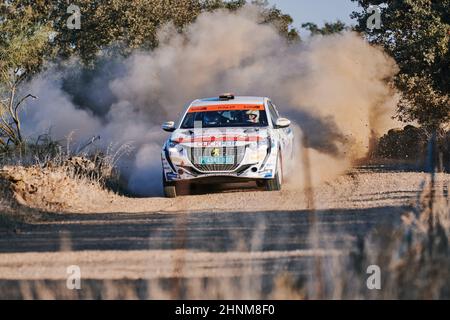 Pozoblanco, Cordoba, Spanien-23. oktober 2021: Rallye-Autos in vollem Wettbewerb durch die erste Etappe Stockfoto