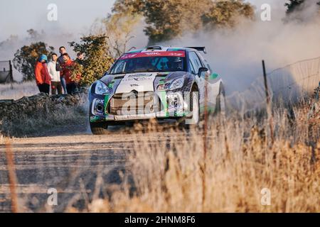 Pozoblanco, Cordoba, Spanien-23. oktober 2021: Rallye-Autos in vollem Wettbewerb durch die erste Etappe Stockfoto