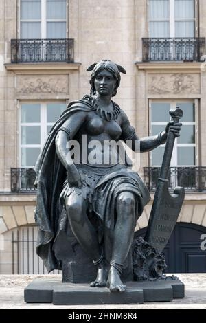 Paris - Statuen von sechs Continets vor Orsay Museum Stockfoto