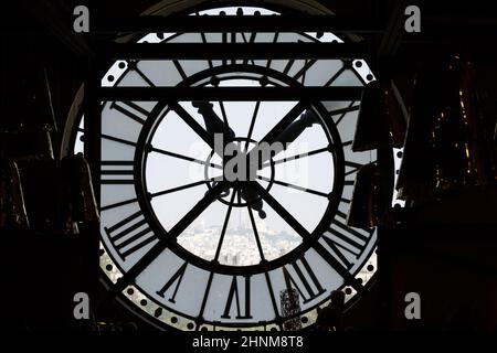 Die Sacre Coeur durch ein Fenster des Museum D'Orsay in Paris. Stockfoto