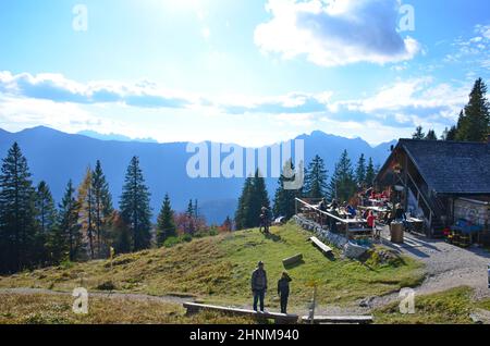 Katringifel (1542 Meter) und (Katrinalm (1393 Meter) in Bad Ischl (Salzkammergut, Bezirk Gmunden, Oberösterreich, Österreich) - Katringifel (1542 Meter) und Katrinalm (1393 Meter) in Bad Ischl (Salzkammergut, Bezirk Gmunden, Oberösterreich, Neustadt) Stockfoto