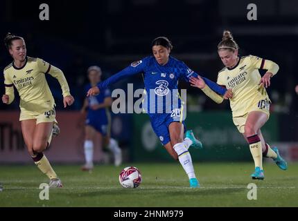 Kingston, Großbritannien. 11th. Februar 2022. Sam Kerr von Chelsea Women zwischen Kim Little (rechts) und Lia Walti von Arsenal Women beim FAWSL-Spiel zwischen Chelsea Women und Arsenal Women am 11. Februar 2022 im Kingsmeadow Stadium, Kingston, England. Foto von Andy Rowland. Quelle: Prime Media Images/Alamy Live News Stockfoto