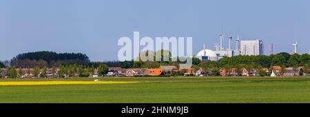 Panoramablick auf Dorf und Kernkraftwerk Borssele in Zeeland in den Niederlanden Stockfoto