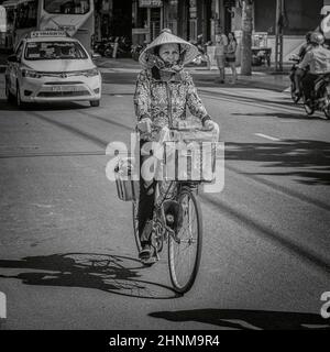 1st. Juni 2016, Vietnam, Nha-Trang, Frau auf dem Fahrrad Stockfoto