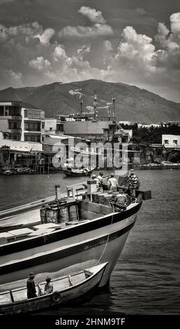 4th. Juni 2016, Vietnam, Nha-Trang, Fischer auf Trawler Stockfoto