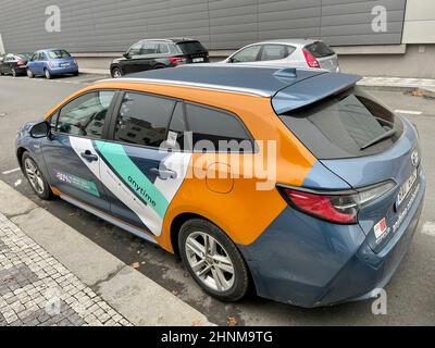 Prag, Tschechische Republik - November 15 2021: Auto der Firma Anytime, die Carsharing in Prag Karlin abstellt. Stockfoto