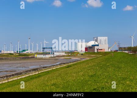 Stadtbild des Dorfes und Kernkraftwerks Borssele in Zeeland in den Niederlanden Stockfoto