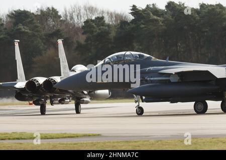F15 mit Waffen bewaffnete Kämpfer bereiten sich auf den Start von RAF Lakenheath, UK 17/02/22 vor Stockfoto
