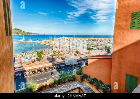Panoramablick über den Strand im Zentrum von Menton, Frankreich Stockfoto