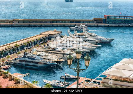 Blick auf Luxusyachten in Monte Carlo, Fürstentum Monaco Stockfoto