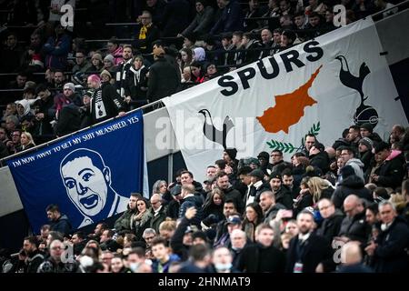 White Hart Lane, Großbritannien. 05th. Februar 2022. Spornt Fans vor dem FA Cup-Spiel zwischen Tottenham Hotspur und Brighton und Hove Albion am 5. Februar 2022 im Tottenham Hotspur Stadium, White Hart Lane, England, an. Foto von Andy Rowland. Quelle: Prime Media Images/Alamy Live News Stockfoto