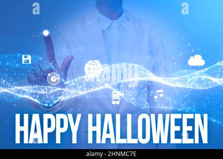 Schild mit Happy Halloween, Wort geschrieben am Abend vor den christlichen heiligen Tagen der Allerheiligsten Tag Dame in Uniform halten Tablet in Hand Virt Stockfoto