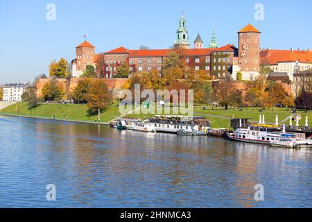 Wawel Königsschloss, Blick von der Seite des Flusses Wisla an einem Herbsttag, Lastkähne und Restaurants, Krakau, Polen Stockfoto