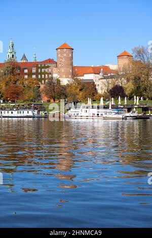 Wawel Königsschloss, Blick von der Seite des Flusses Wisla an einem Herbsttag, Lastkähne und Restaurants, Krakau, Polen Stockfoto