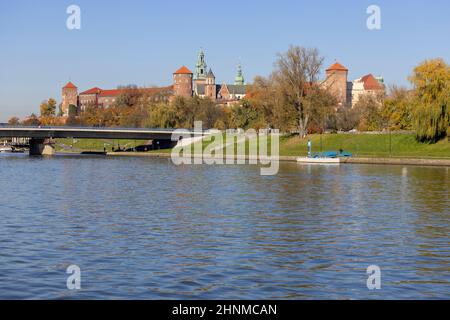 Königsschloss Wawel, Blick von der Seite des Flusses Wisla an einem Herbsttag, Grunwaldzki-Brücke über die Weichsel, Krakau, Polen Stockfoto