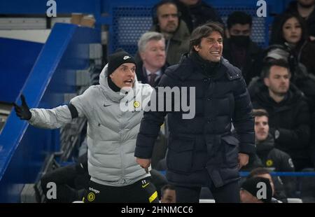 London, Großbritannien. 23rd Januar 2022. Antonio Conte, Manager von Tottenham Hotspur & Chelsea-Manager Thomas Tuchel beim Premier League-Spiel zwischen Chelsea und Tottenham Hotspur am 23. Januar 2022 in Stamford Bridge, London, England. Foto von Andy Rowland. Quelle: Prime Media Images/Alamy Live News Stockfoto