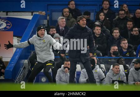 London, Großbritannien. 23rd Januar 2022. Antonio Conte, Manager von Tottenham Hotspur & Chelsea-Manager Thomas Tuchel beim Premier League-Spiel zwischen Chelsea und Tottenham Hotspur am 23. Januar 2022 in Stamford Bridge, London, England. Foto von Andy Rowland. Quelle: Prime Media Images/Alamy Live News Stockfoto