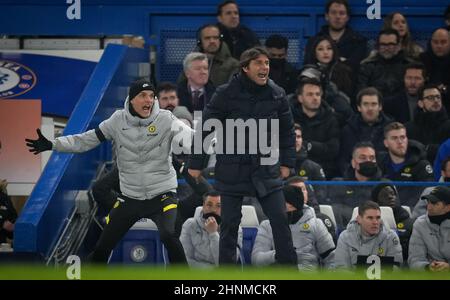 London, Großbritannien. 23rd Januar 2022. Antonio Conte, Manager von Tottenham Hotspur & Chelsea-Manager Thomas Tuchel beim Premier League-Spiel zwischen Chelsea und Tottenham Hotspur am 23. Januar 2022 in Stamford Bridge, London, England. Foto von Andy Rowland. Quelle: Prime Media Images/Alamy Live News Stockfoto