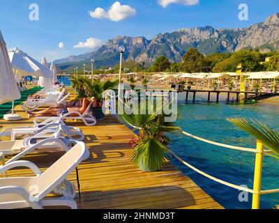 Küste mit den Piers und Bergen im Hintergrund in Kemer, Türkei Stockfoto