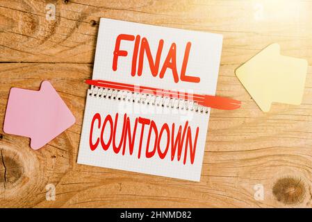 Handschriftenschild Final Countdown, Wort geschrieben am letzten Moment jeder Arbeit, die keine Möglichkeit der Diskussion Anzeige von verschiedenen Farbe Sticker Notizen Stockfoto
