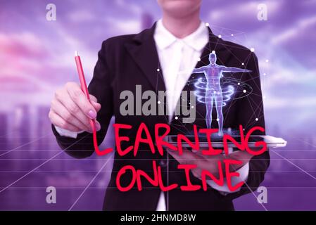 Sign Display Learning Online, Business Concept Lernen Sie mit Hilfe von Internet und Technologie etwas Neues Lady in Uniform Standing Holding Tablet Stockfoto