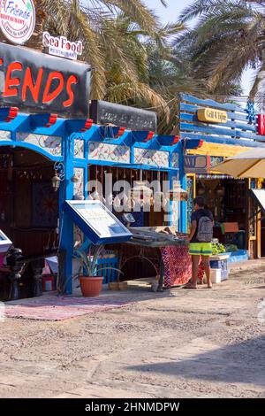 Hauptpromenade mit Geschäften und Restaurants, Alltag einer exotischen Kleinstadt am Roten Meer, Dahab, Ägypten Stockfoto