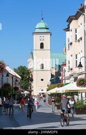 Blick auf eine der Hauptstraßen der Stadt und den Turm der Kirche aus dem 14th. Jahrhundert, Rzeszow, Polen Stockfoto