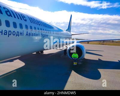 Zaporizhzhia, Ukraine - 11. Mai 2021: Ukraine International Airlines Boeing 737 Stockfoto