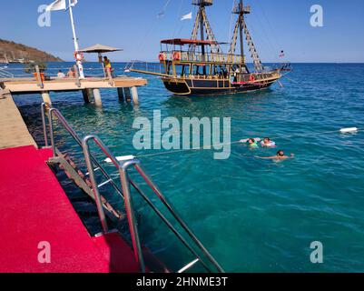 Bucht im mittelmeer mit alter Yacht und lustiger Sonne in der Kekova. Türkei. Stockfoto