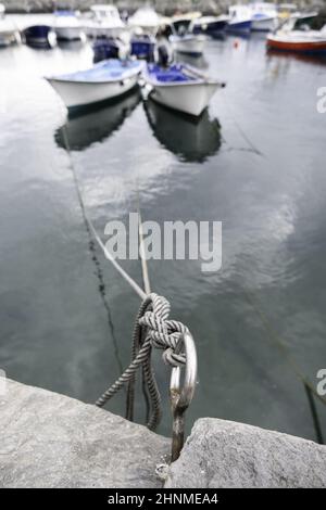 Detail der Boote, die an einem Pier in der Stadt geparkt sind Stockfoto