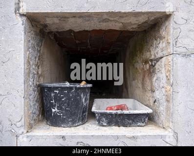 Detail leerer Gräber auf einem christlich-spanischen Friedhof Stockfoto