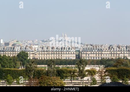 Paris - Montmartre und Sacre Coeur gesehen von d'Orasay Museum Stockfoto