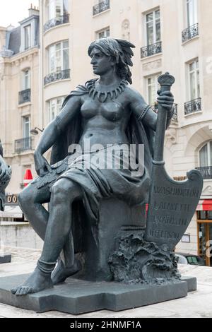 Paris - Statuen von sechs Continets vor Orsay Museum Stockfoto