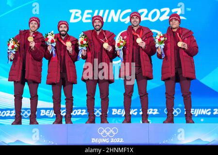 Peking, China. 17th. Februar 2022. Die Goldmedaillengewinnerin Team Canada stellt sich während der Preisverleihung der Kurzstrecken-Eisschnelllauf-Staffel 5000m auf dem Beijing Medals Plaza der Olympischen Winterspiele in Peking, der Hauptstadt Chinas, am 17. Februar 2022 vor. Quelle: Ju Huanzong/Xinhua/Alamy Live News Stockfoto