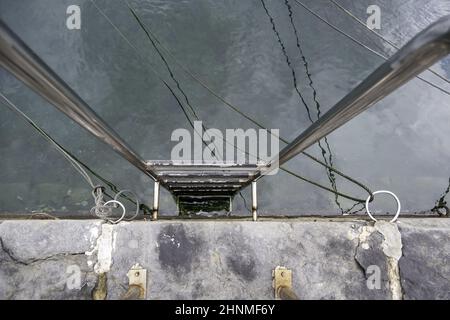 Detail der Treppe, um das Wasser in einem alten Laderampe zu erreichen Stockfoto