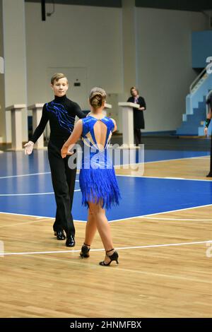 Orenburg, Russland - 02.-03. November 2019: Mädchen und Jungen tanzen Stockfoto