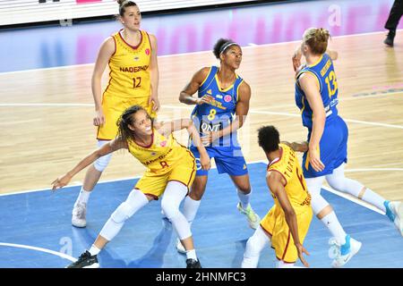 Orenburg, Russland - 31. Oktober 2019: Mädchen spielen Basketball Stockfoto