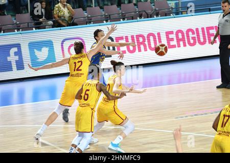 Orenburg, Russland - 31. Oktober 2019: Mädchen spielen Basketball Stockfoto