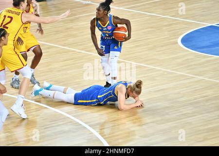 Orenburg, Russland - 31. Oktober 2019: Mädchen spielen Basketball Stockfoto