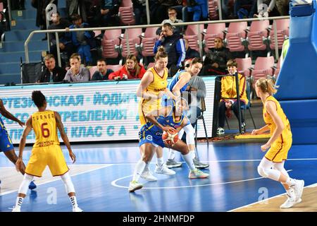 Orenburg, Russland - 31. Oktober 2019: Mädchen spielen Basketball Stockfoto