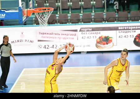 Orenburg, Russland - 31. Oktober 2019: Mädchen spielen Basketball Stockfoto