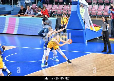 Orenburg, Russland - 31. Oktober 2019: Mädchen spielen Basketball Stockfoto