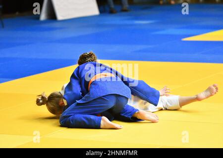 Mädchen konkurrieren im Judo Stockfoto