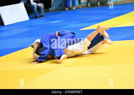 Mädchen konkurrieren im Judo Stockfoto