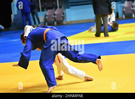 Mädchen konkurrieren im Judo Stockfoto