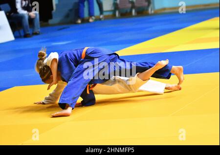 Mädchen konkurrieren im Judo Stockfoto