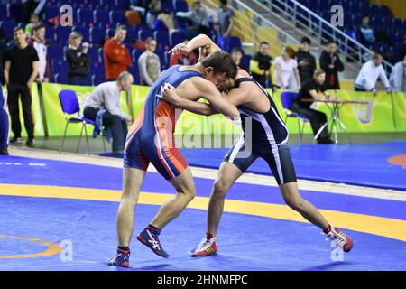 Orenburg, Russland - 15.-16. März 2017: Junge treten im Sportwrestling an Stockfoto