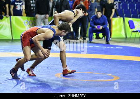 Orenburg, Russland - 15.-16. März 2017: Junge treten im Sportwrestling an Stockfoto